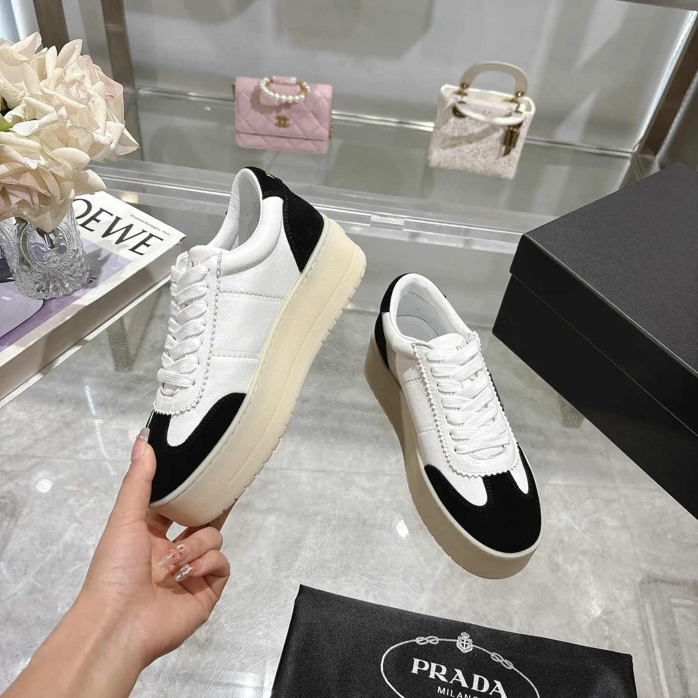 👟👟Ex-factory price 540👟👟 Prada 25 new thick-soled casual sneakers. This sneaker continues the timeless silhouette and is a new classic item. Crafted from leather to enhance style. The style is light, with a triangle buckle logo and a 5CM thick sole. It is suitable for all seasons and can be matched with all kinds of casual styles. In an era where various styles are full of attention, the most long-term companion and the one that captures people's hearts bit by bit is undoubtedly the white shoe. Fabric: Cowhide Lining: Sheepskin Outsole: Original TPU two-color outsole Sole thickness: 5CM Size female 35-40